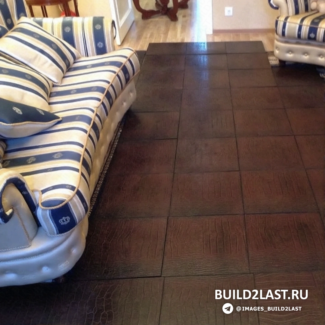 Интерьер с красной и коричневой кожаной плиткой, создающий стильный и теплый акцент