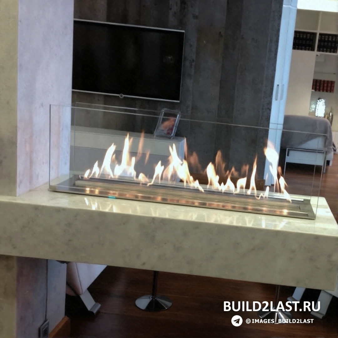 Камин в белом интерьере, создающий уютную атмосферу.