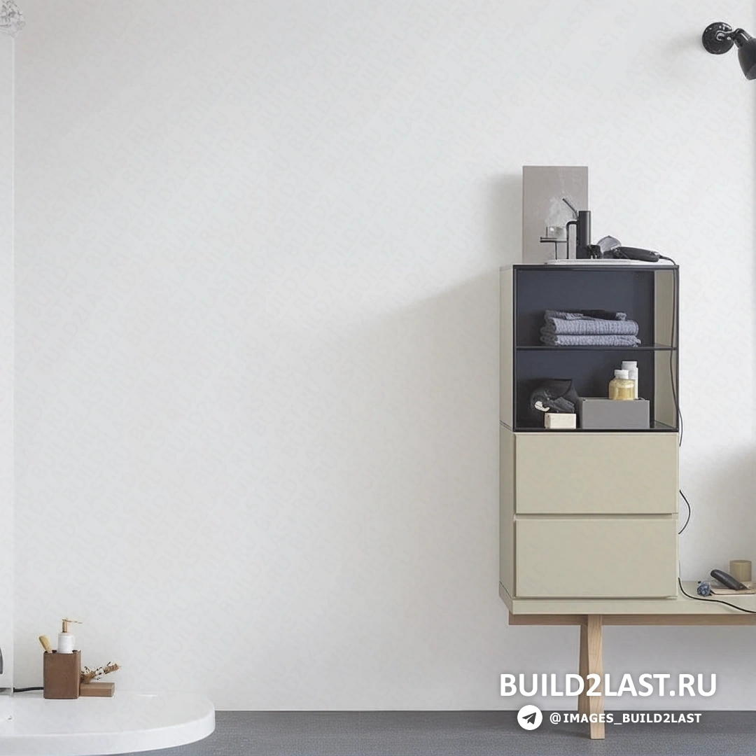 Серый и белый интерьер ванной с тумбочкой, раковиной, зеркалами, смесителем и светильниками.