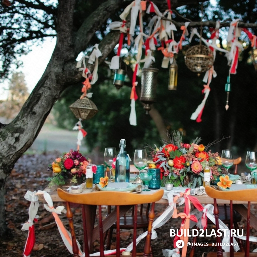 Современная гостиная с авангардным декором, натяжным потолком, стильными диванами и декоративными подушками. Основные цвета: фиолетовый и серый