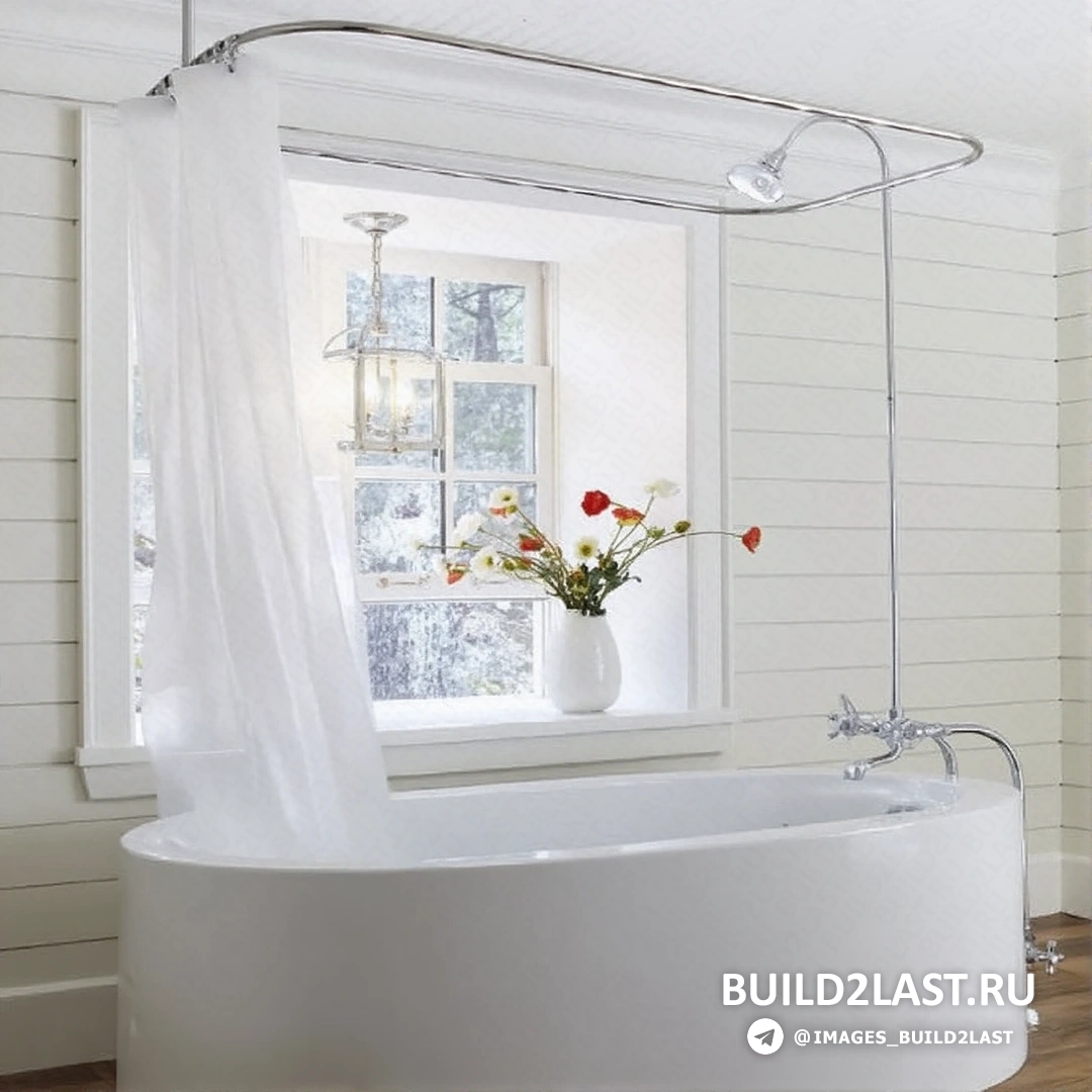 Терраса с террасной доской, стульями и светлым деревом.