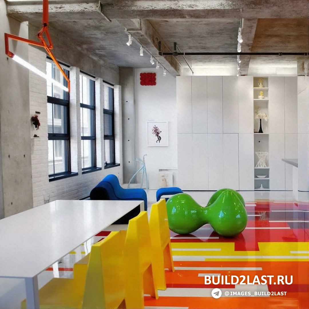 Ванная комната с разноцветной керамической плиткой и ванной/джакузи